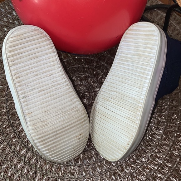 Old navy toddlers shoes size 6 items $8 ARE BOGO free. Bundle for discount - Picture 5 of 7